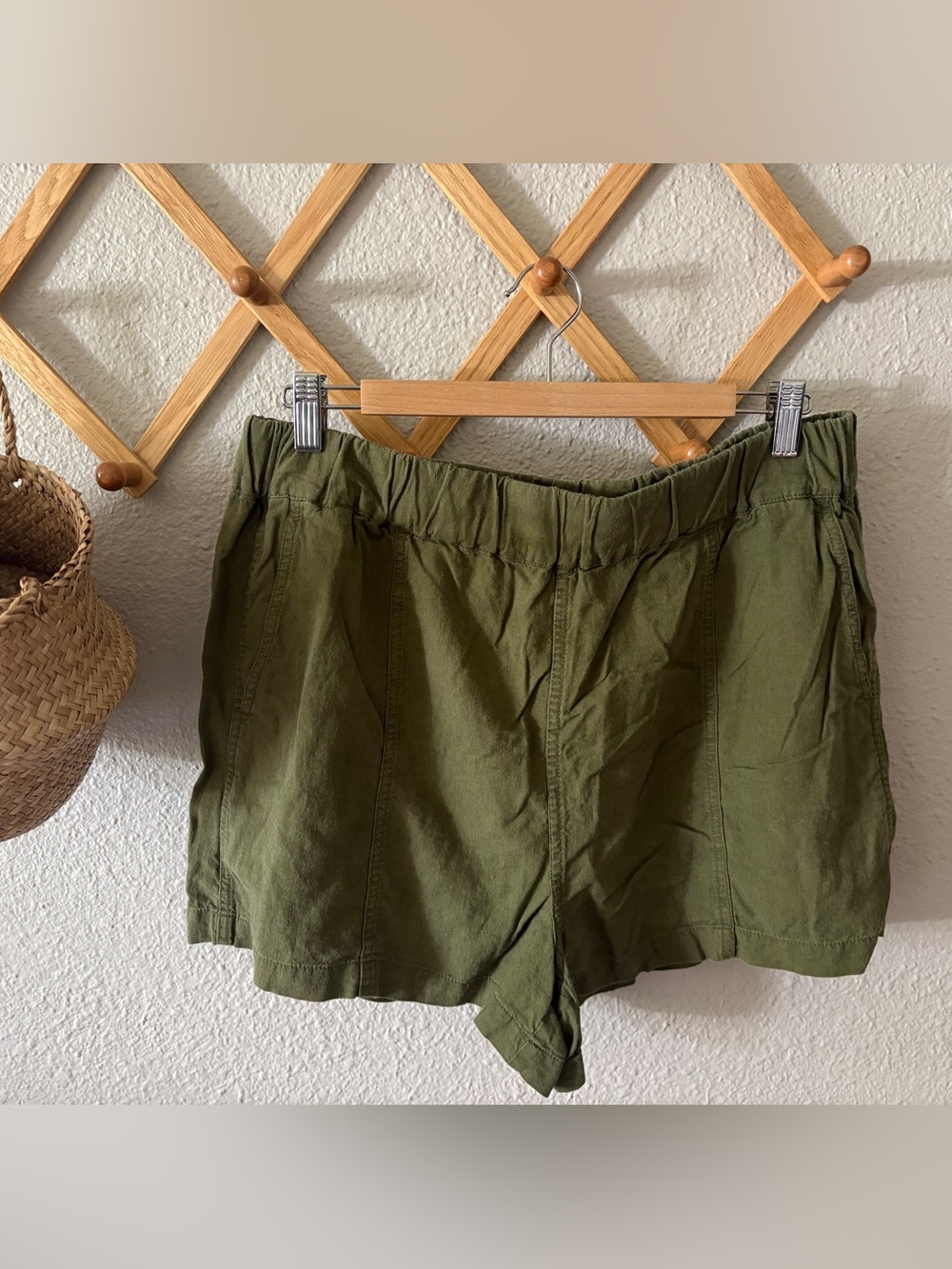 Madewell Olive Linen Shorts in Olive- size L